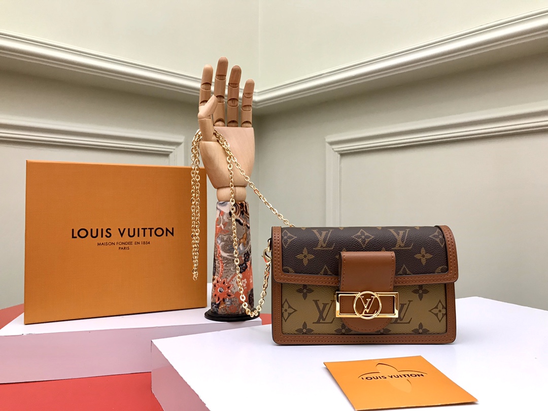 i1574899333_7007_0.jpg DAUPHINE CHAIN WALLET - Image 1